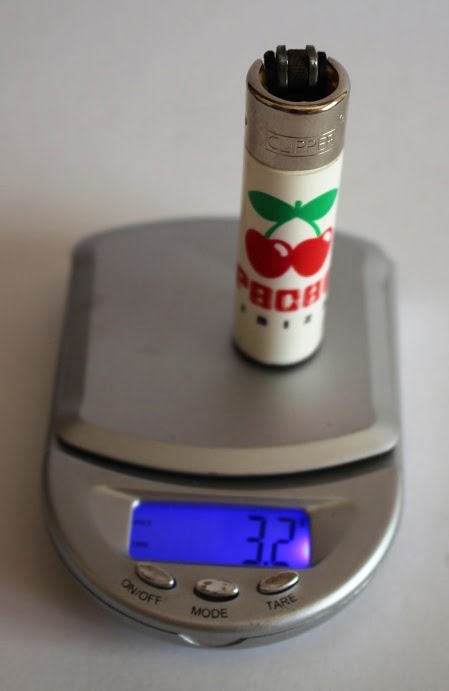 Peso gas di un accendino clipper piccolo dopo la ricarica
